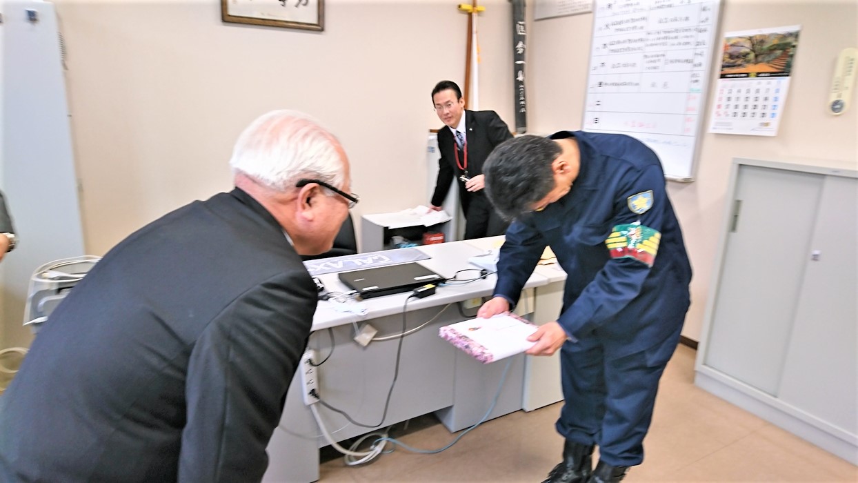 「県民の警察を励ます会」の活動の一環として鳥取警察署と機動隊を訪問しました。｜鳥取ロータリークラブ｜鳥取ロータリークラブのクラブ概要、活動紹介 ...